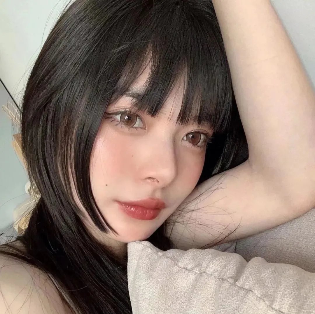 向天真的女生投降